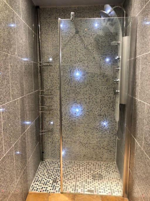 Cosy Studio Design With Modern Bathroom Vaureal Luaran gambar