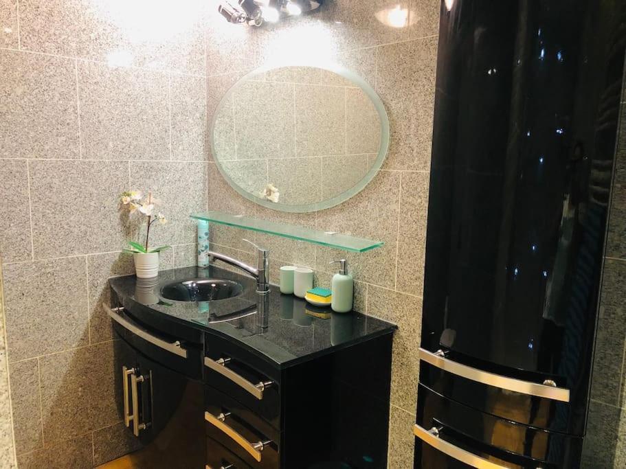 Cosy Studio Design With Modern Bathroom Vaureal Luaran gambar